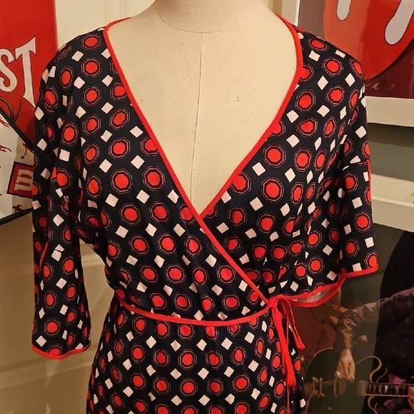 Diane Von Furstenberg Red and Black Geometric Wrap Dress - Picture 2 of 7